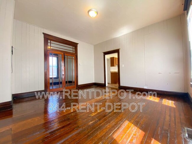 Building Photo - 412 E Riverside Dr