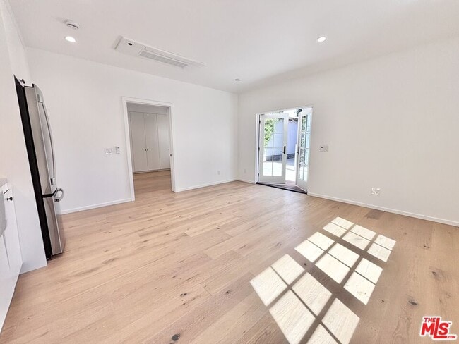 Building Photo - 1979 N Kenmore Ave