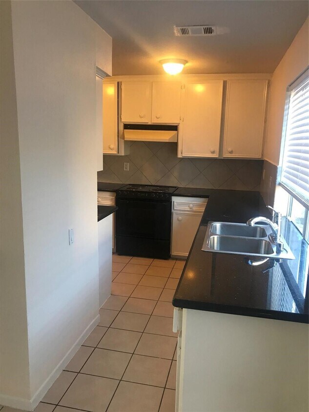 Foto del edificio - 8646 Maplecrest Dr