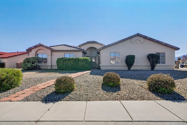 Building Photo - Large Unique Home