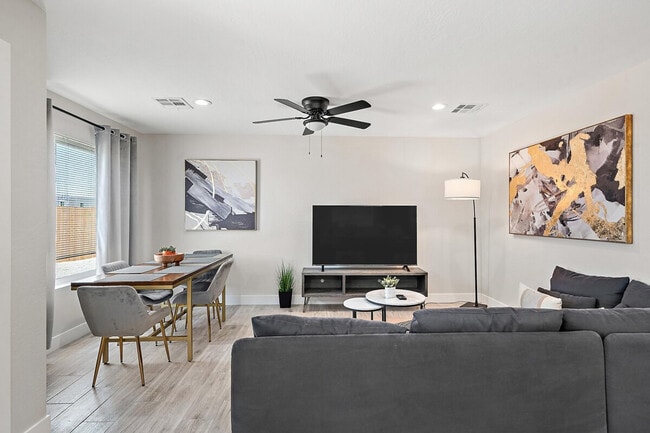 Building Photo - 1826 E Illini St