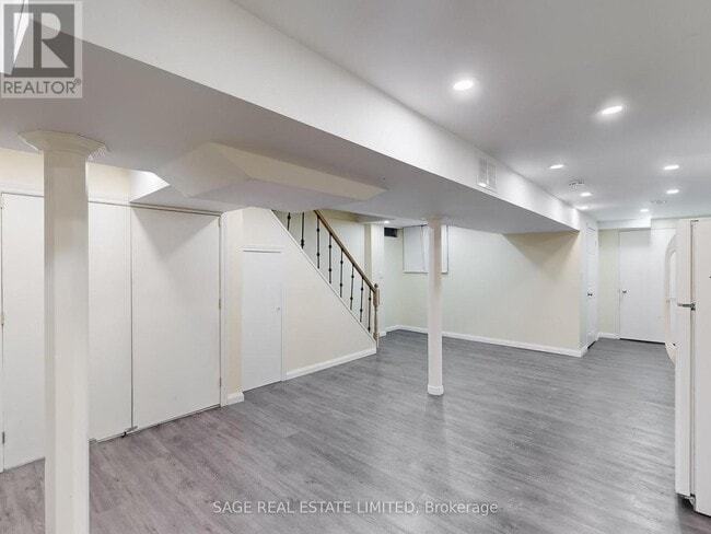 Building Photo - 64 Durness Ave