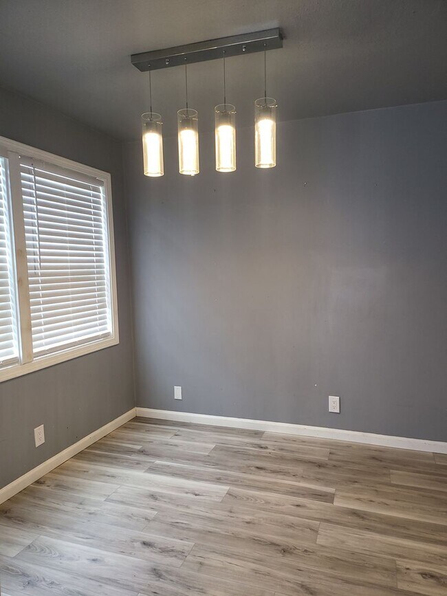 Building Photo - Charming 4 Bedroom 1 Bathroom Home in Tulsa!