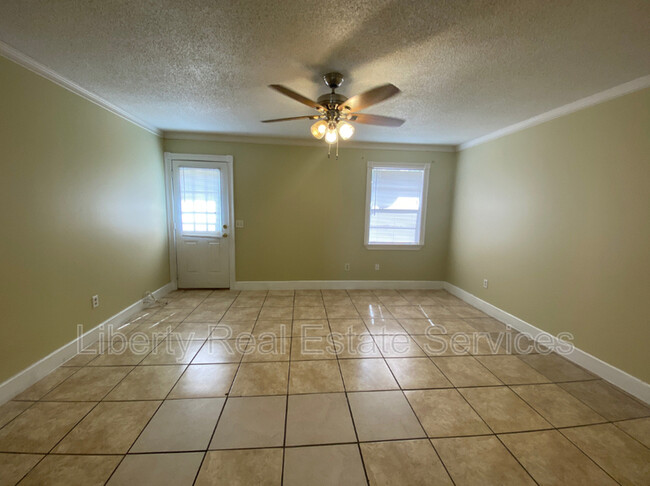 Foto del edificio - 137 Deerwood Ct