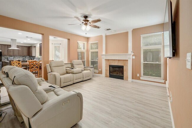 Foto del edificio - 2129 Clear Lake Pl