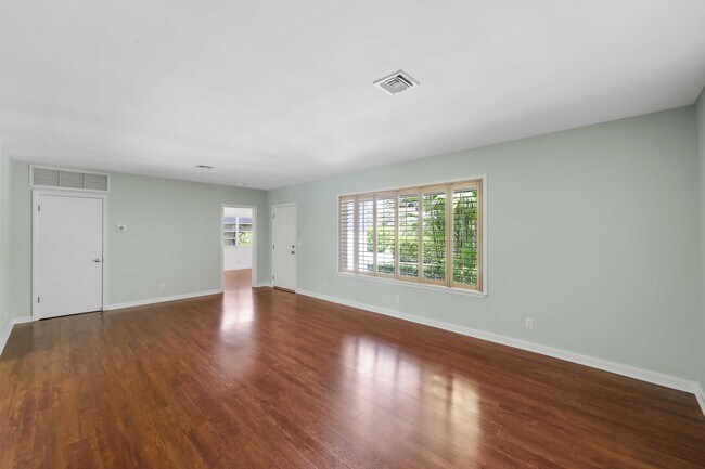 Foto del edificio - 246 Merrain Rd