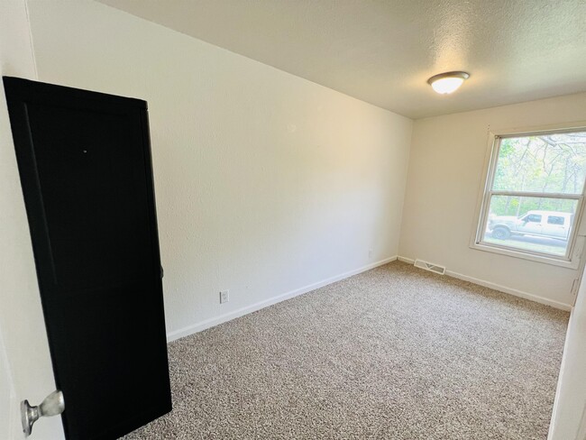Building Photo - 213 Circle Dr