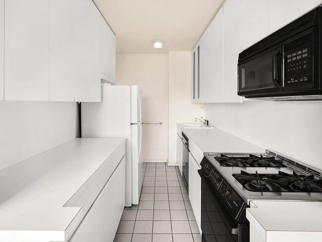 Building Photo - 392 Central Prk W