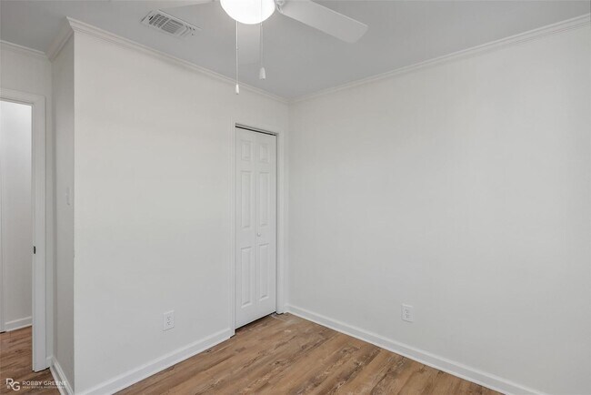 Foto del edificio - Updated and ready for tenant...