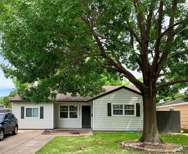Foto del edificio - 6618 Clemson St