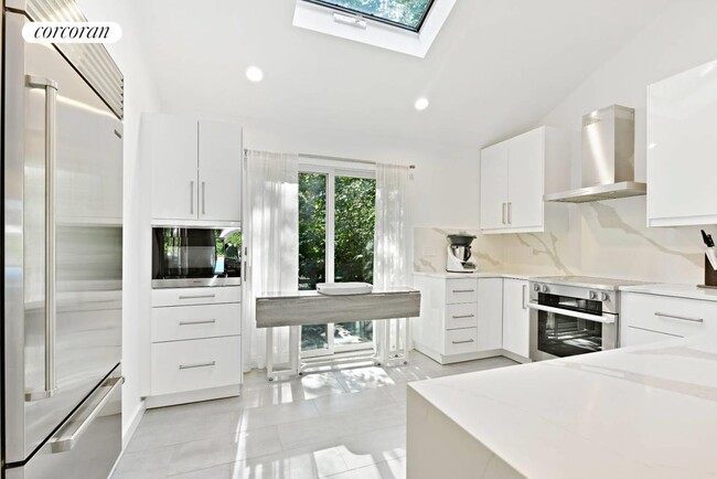 Building Photo - 8 Sulky Cir