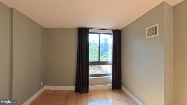 Foto del edificio - 1800 Old Meadow Rd