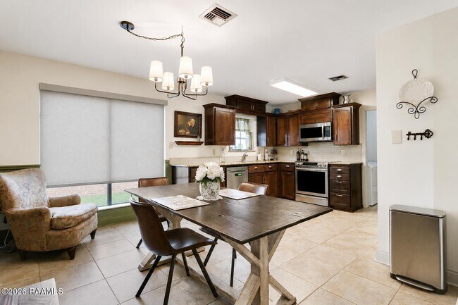 Building Photo - 215 Sleepy Hollow Dr