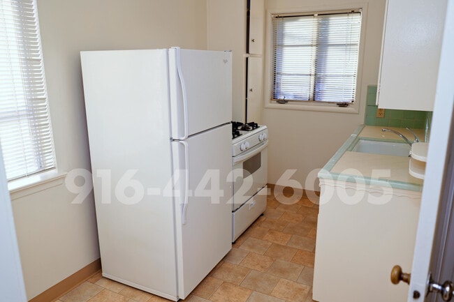 Building Photo - Kenwood Apartments 2426