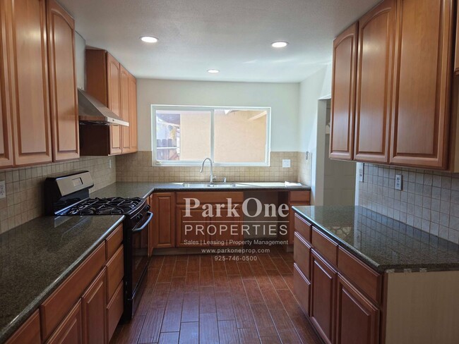 Building Photo - 2127 Dogwood Way