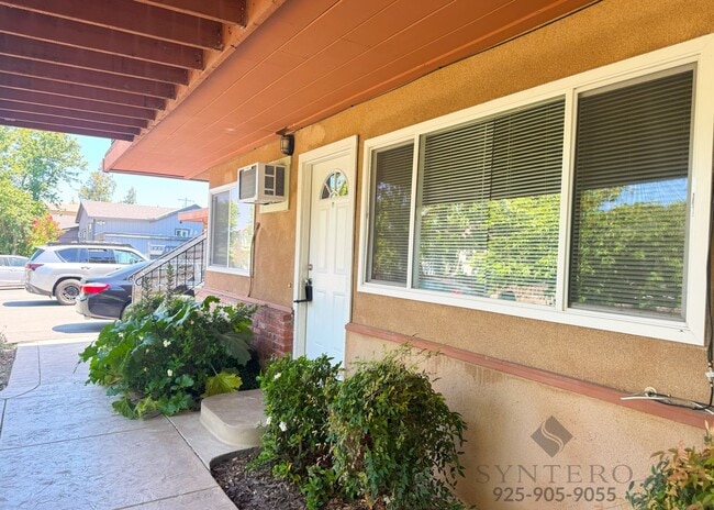 Building Photo - Ground Level Apartment in Charming 4plex- ...