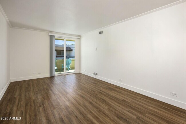 Foto del edificio - 6936 E 3rd St