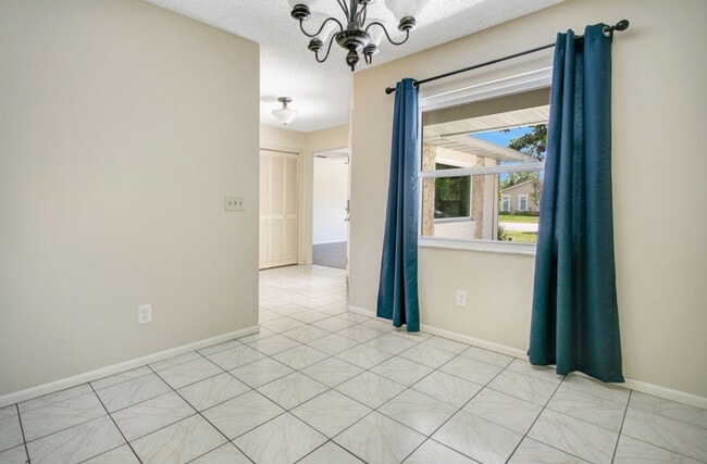 Building Photo - 137 Peppertree Dr