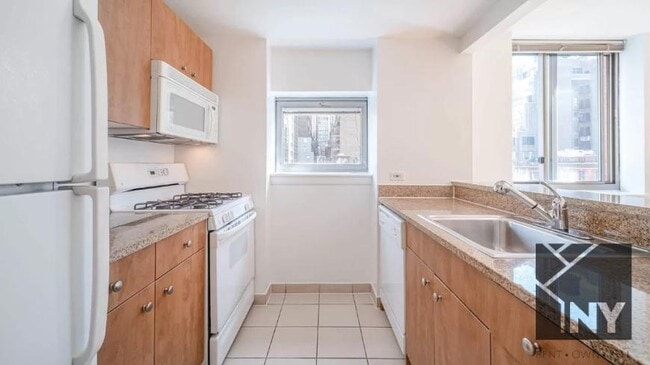 Building Photo - 3 bedroom in NEW YORK NY 10018