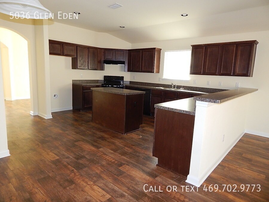 Primary Photo - Beautiful 4 bedroom, Huge Island Kitchen, ...