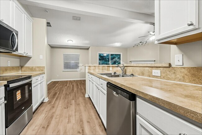 Building Photo - 1379 Samantha Cir E