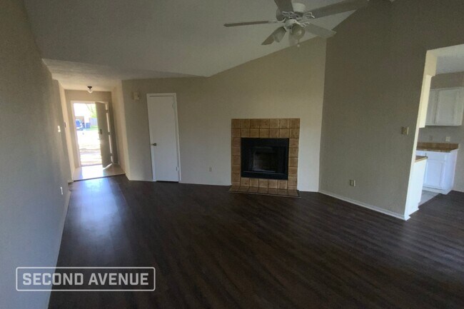 Foto del edificio - 15919 Rosebriar Dr