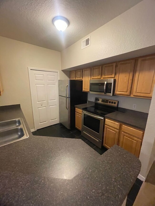 Building Photo - Gated Townhome in MetroWest