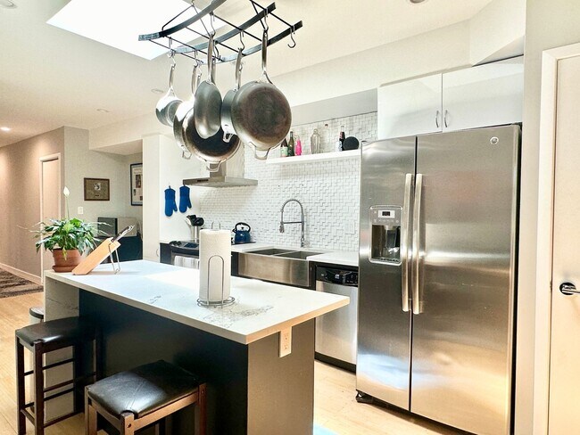 Foto del edificio - 2 Bedroom with Parking and Pets Welcome!