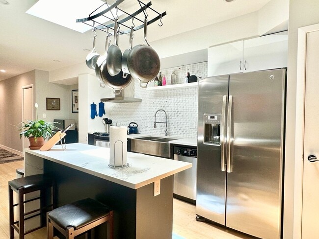 Photo - 2 Bedroom with Parking and Pets Welcome! Apartment