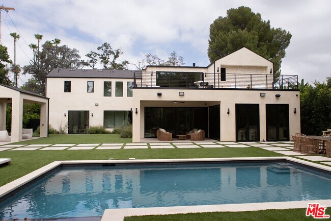 Building Photo - 5064 Encino Ave
