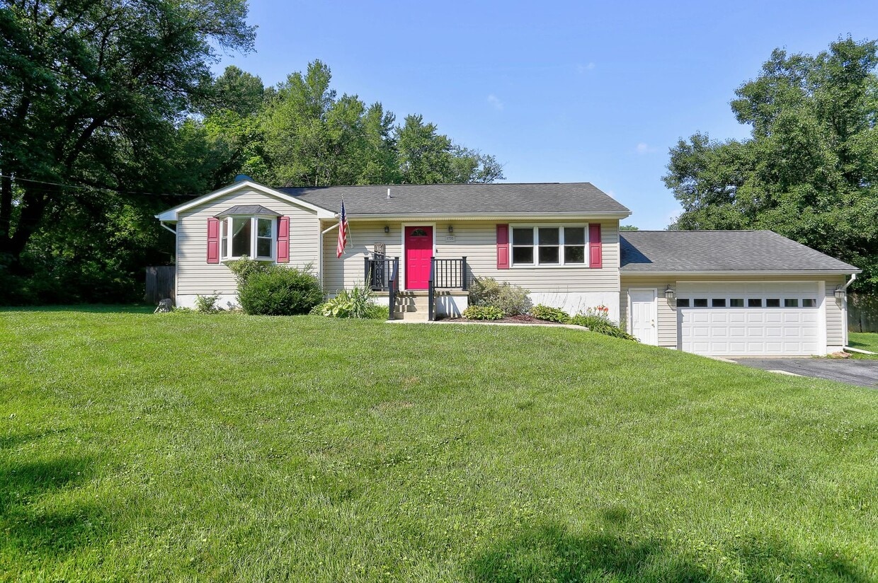 Foto principal - 4 Bedroom 2 Bath Hanover Home w- 2-Car Gar...