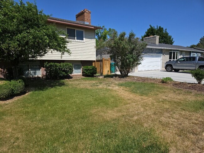 Foto del edificio - Spacious 4-Bedroom Home with Mountain View...