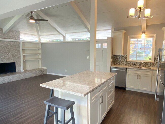 Foto del edificio - Beautifully Remodeled 2 Bedroom 2 Bath Sin...