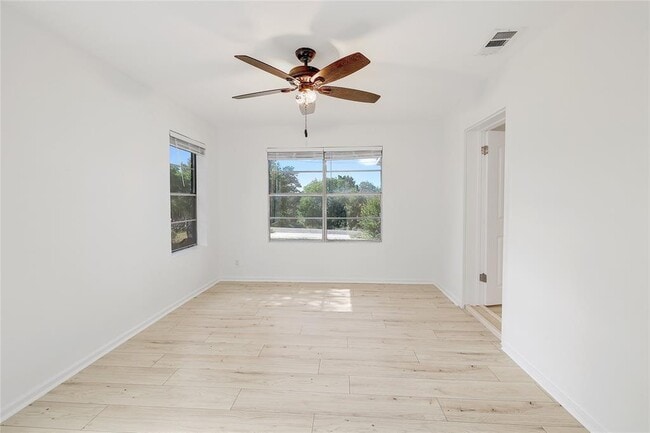 Foto del edificio - 18502 E Lakeview Dr