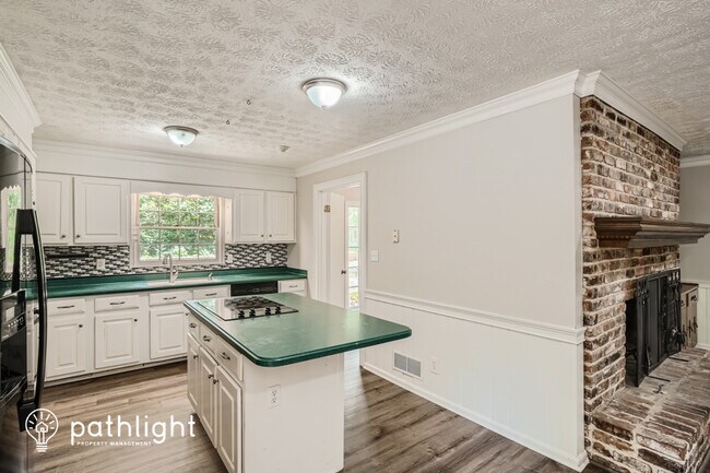 Building Photo - 225 Devilla Trce