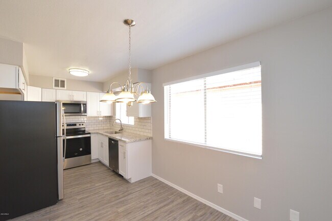 Foto del edificio - 645 N Arrowhead Dr