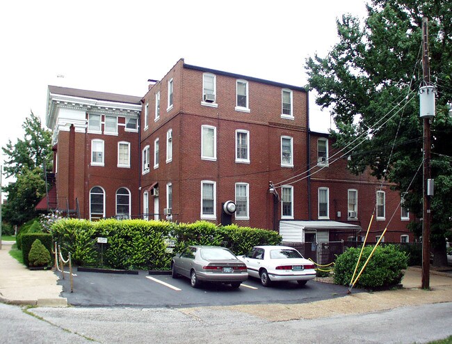 1401 S 10th St - Cloisters Apartments