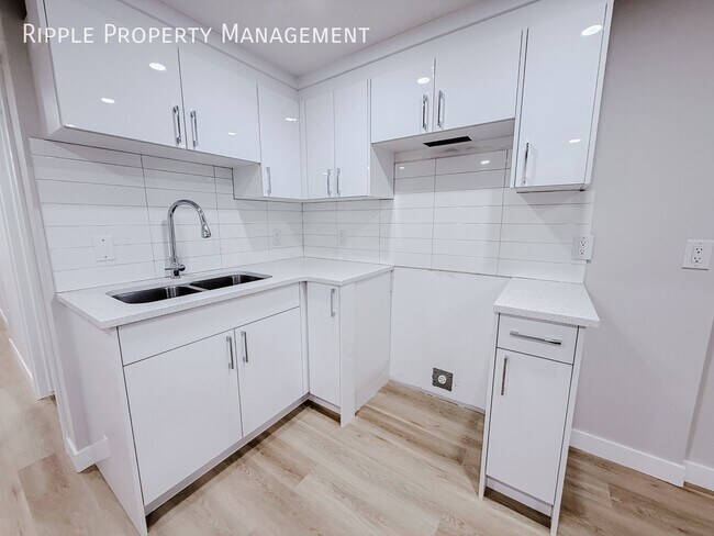 Photo du bâtiment - NEWLY RENOVATED 4 BEDS, 1 BATHS LOWER UNIT