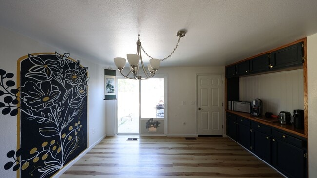 Building Photo - 2025 Baymont Dr