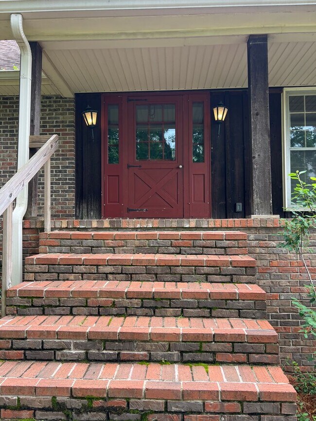 Building Photo - Single Family Home on almost an acre, 4 be...