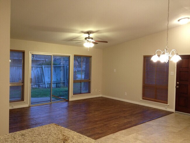 Foto del edificio - 3 Bed, 2 Bath. Hardwood floors, quartz cou...