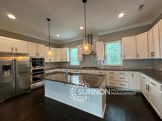Foto del edificio - Beautiful 3-Story Townhome in the Heart of...