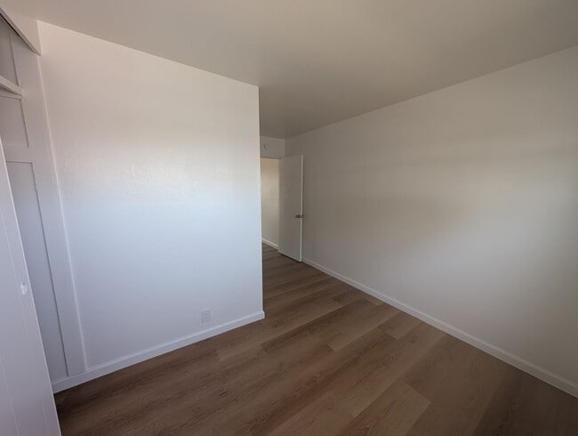 Building Photo - Comfortable one bedroom unit, convenient location to shopping and transportation
