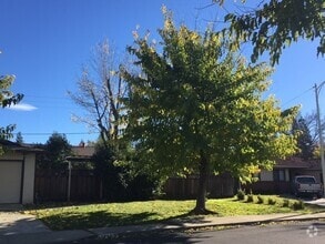 Building Photo - 1562 Oakroyal Dr