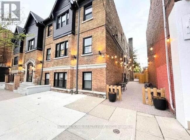 Building Photo - 1094-1094 College St