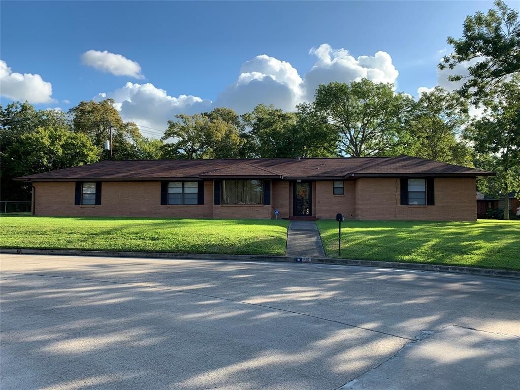 Primary Photo - 122 Lakewood Dr