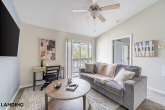 Building Photo - 1000 Palm Pl Dr NE