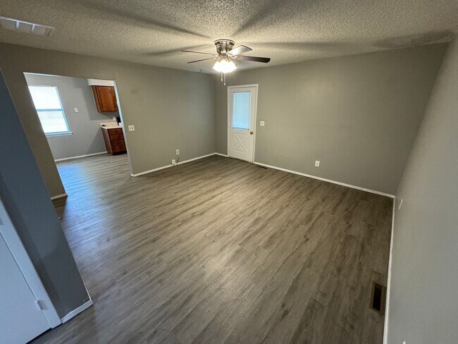 Building Photo - Updated 3 bedroom 2 bath home