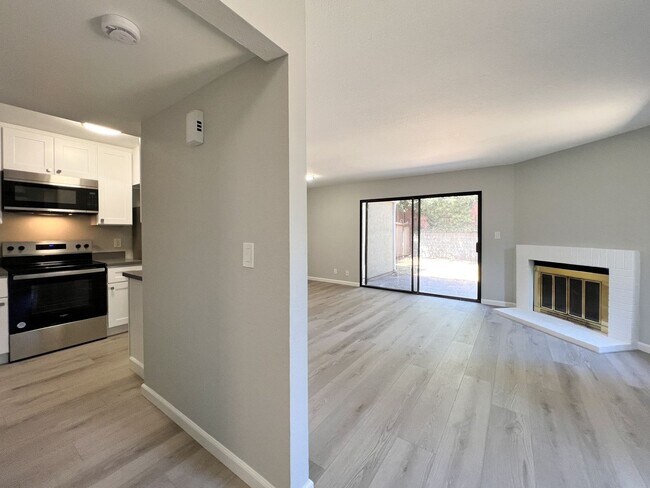 Foto del edificio - Beautifully Renovated Two Bedroom Napa Tow...