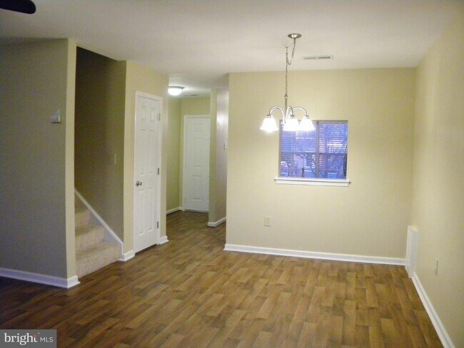 Building Photo - 205 Heritage Commons Dr